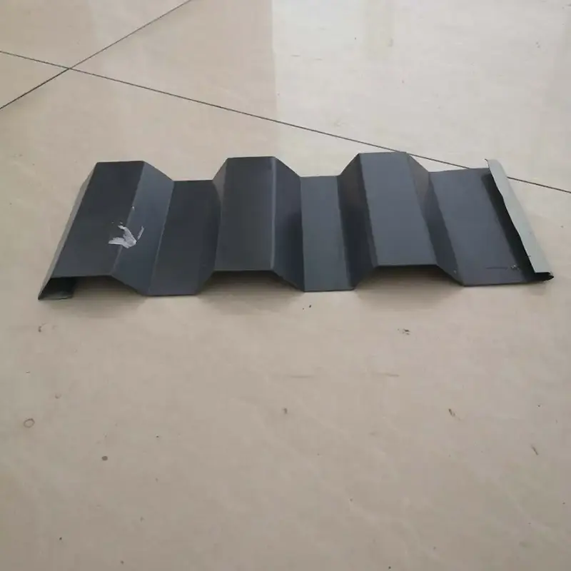 Barevně lakovaný ocelový panel se skrytým spojem